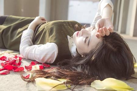 男子拿包养费偷腥